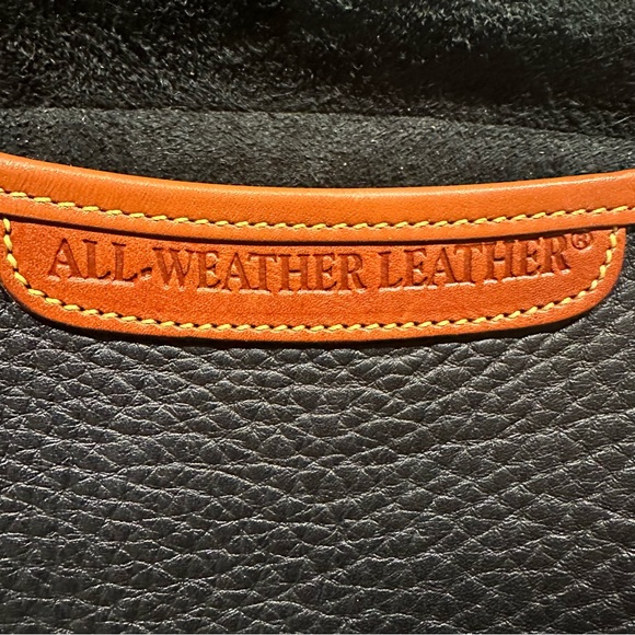 Beautiful Dooney and Bourke Vintage Black Essex Purse - Picture 5 of 16